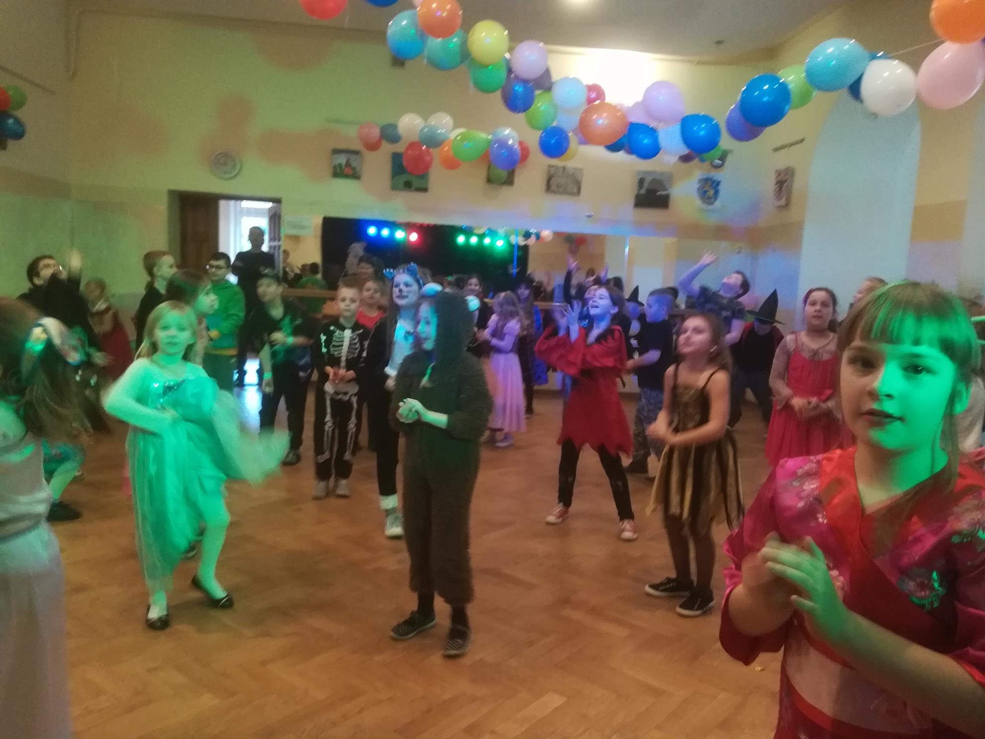 ZABAWA KARNAWAŁOWA UCZNIÓW KLAS I-III W SĘKOWEJ